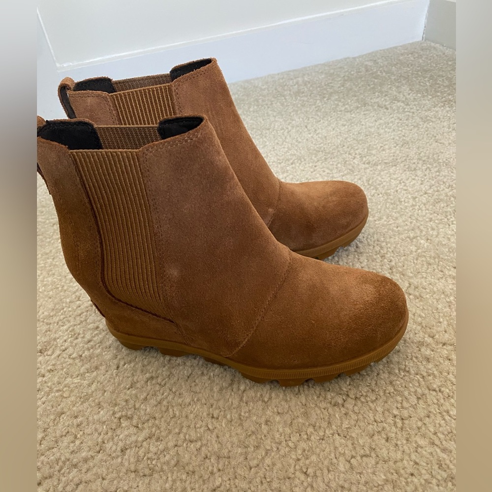 Sorel Wedge Chelsea tan suede ankle boots